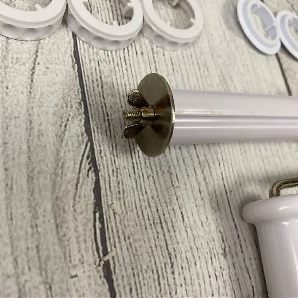 Wilton mini fondant ribbon roller - Picture 2 of 9